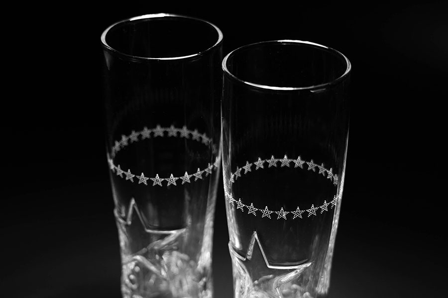 Laser etched nucleated beer glass with star pattern