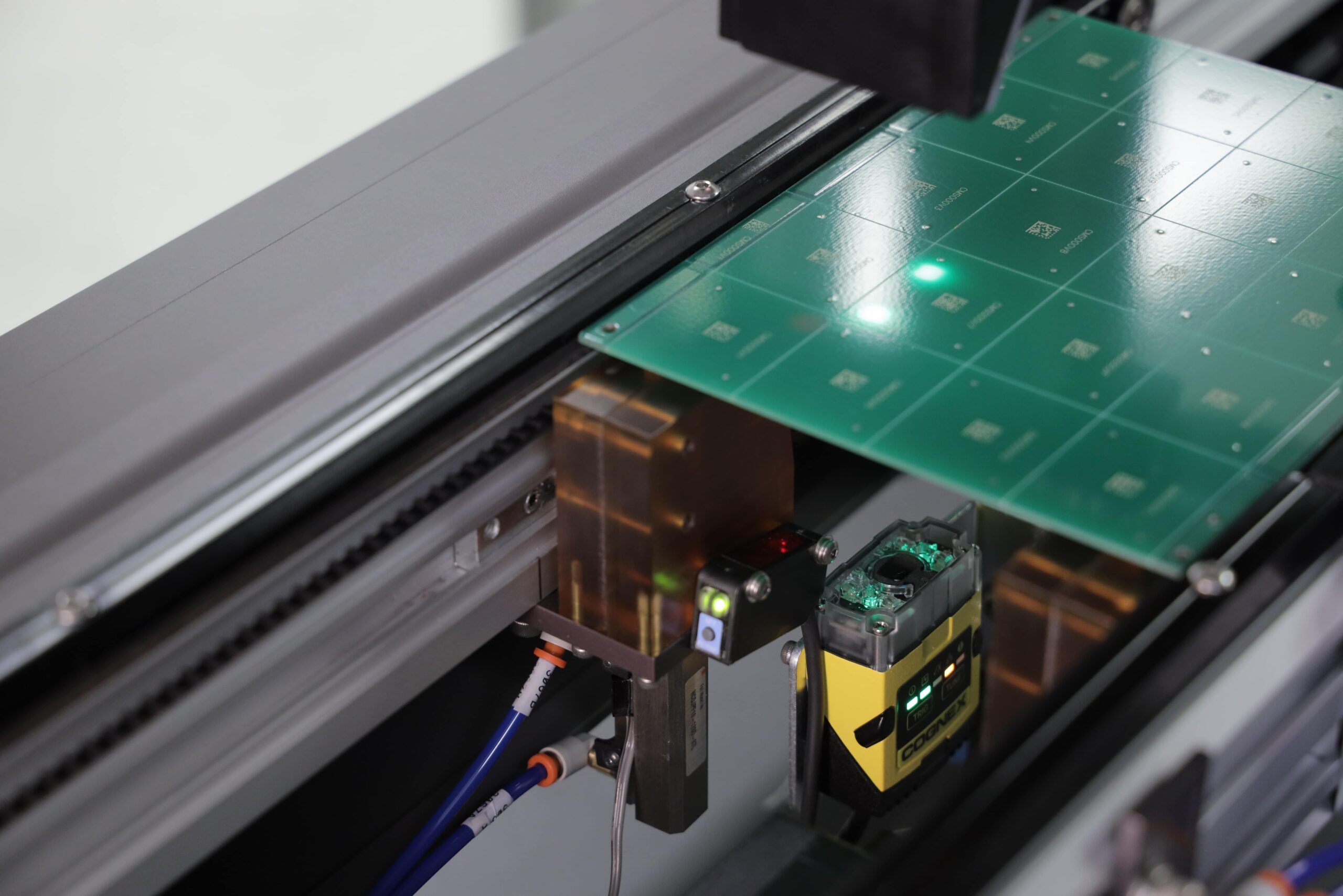 Laser marking system with barcode reader under PCB